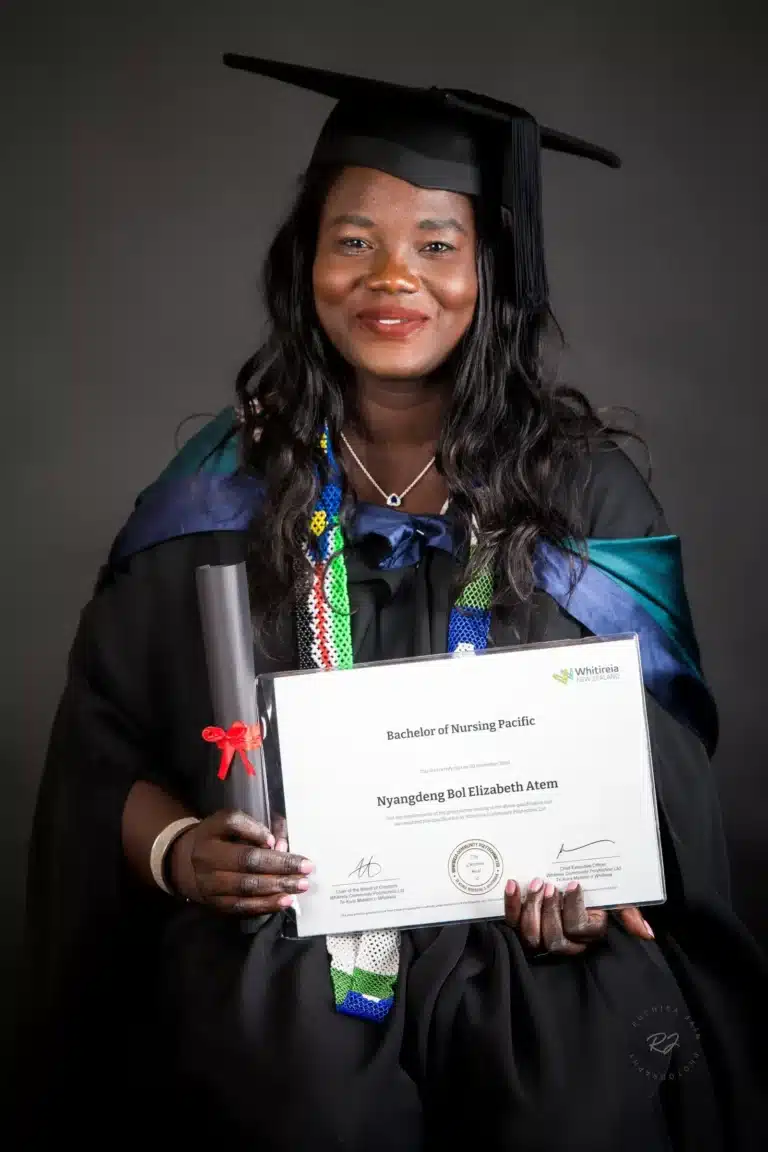 The professionalism of a photographer dedicated to capturing graduation moments